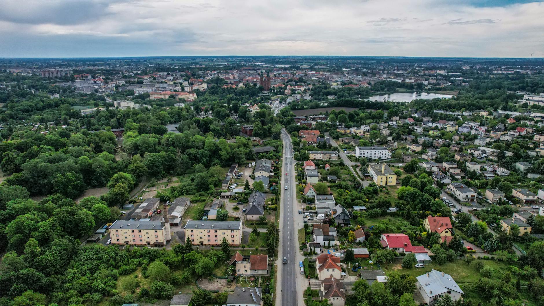Widok na Rynek w Rawie Mazowieckiej z zabytkowymi kamienicami i kolegiatą w tle